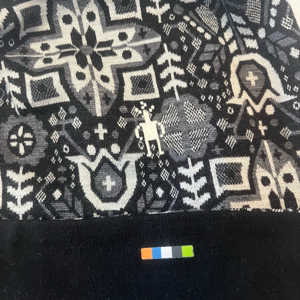 Smartwool Adult Black and White Geometric Beanie and Gator Set. Like New - Picture 2 of 6
